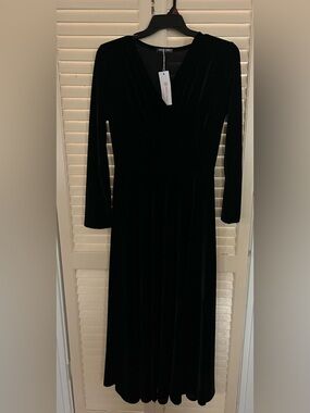 Women's Black Velvet Long Sleeve V-Neck Dress